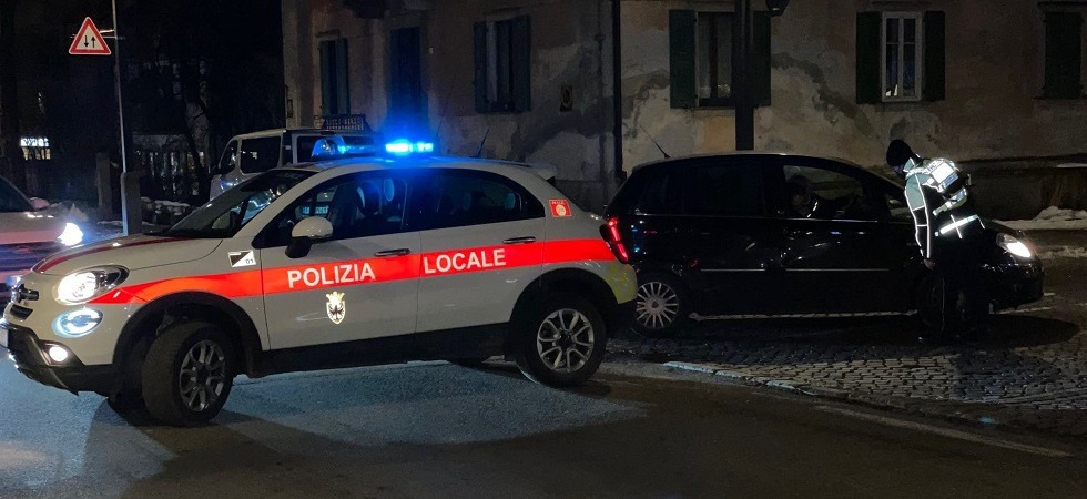 Finisce con l’auto contro l’isola spartitraffico ma quando arrivano gli agenti tenta di aggredirli rifiutandosi di